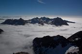 Sul Pizzo del Diavolo della Malgina (2926 m.) il cielo è blu sopra le nuvole il 9 ottobre 2010 - FOTOGALLERY